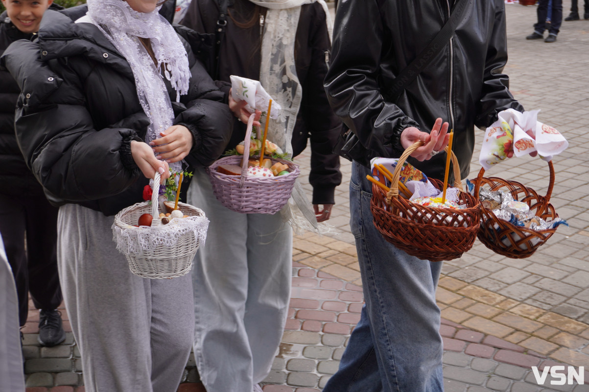 Як у Луцьку освячують Великодні кошики? Фоторепортаж