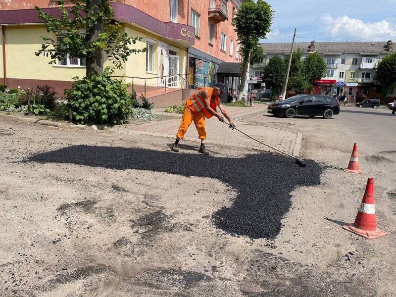 У Нововолинську триває ямковий ремонт доріг