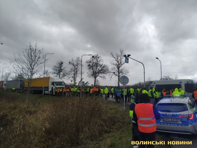 Протест у відповідь: українські перевізники заблокували трасу для поляків