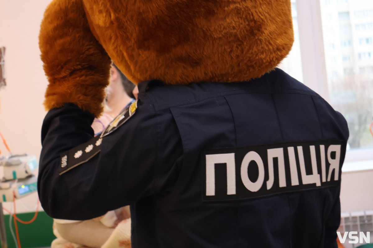 На Волині у лікарняних палатах засяяло свято: поліцейські подарували дітям день усмішок
