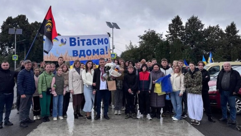 Вперше за понад 3,5 роки ступив на рідну землю: додому повернувся звільнений з полону волинянин Андрій Ховхун