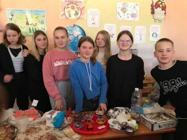 Юні волонтери: у волинському ліцеї продавали смаколики, щоб підтримати військових