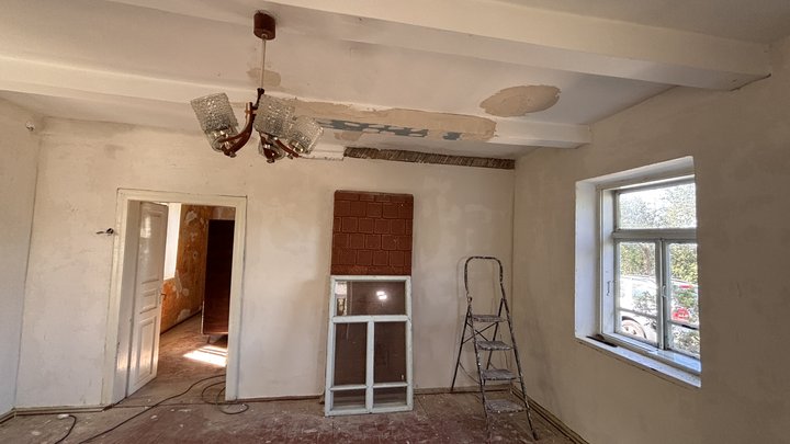 Під штукатуркою знайшли старовинний орнамент: на Волині реставрують столітню хату