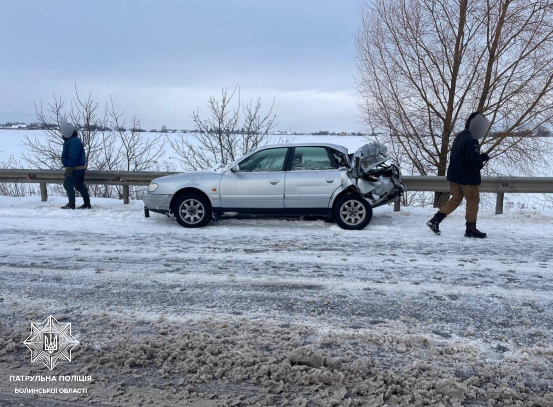 У Луцькій громаді автівка в'їхала у снігоприбиральну машину. Фото