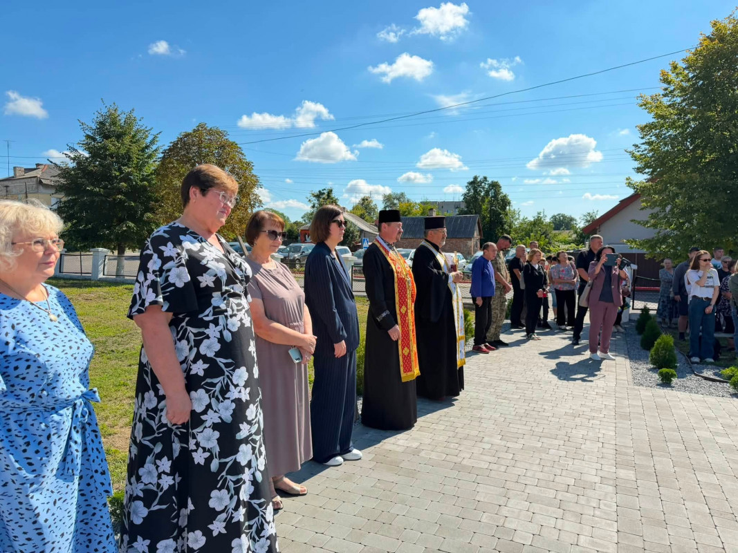 У гімназії на Волині відкрили пам’ятний знак на честь 18 загиблих випускників