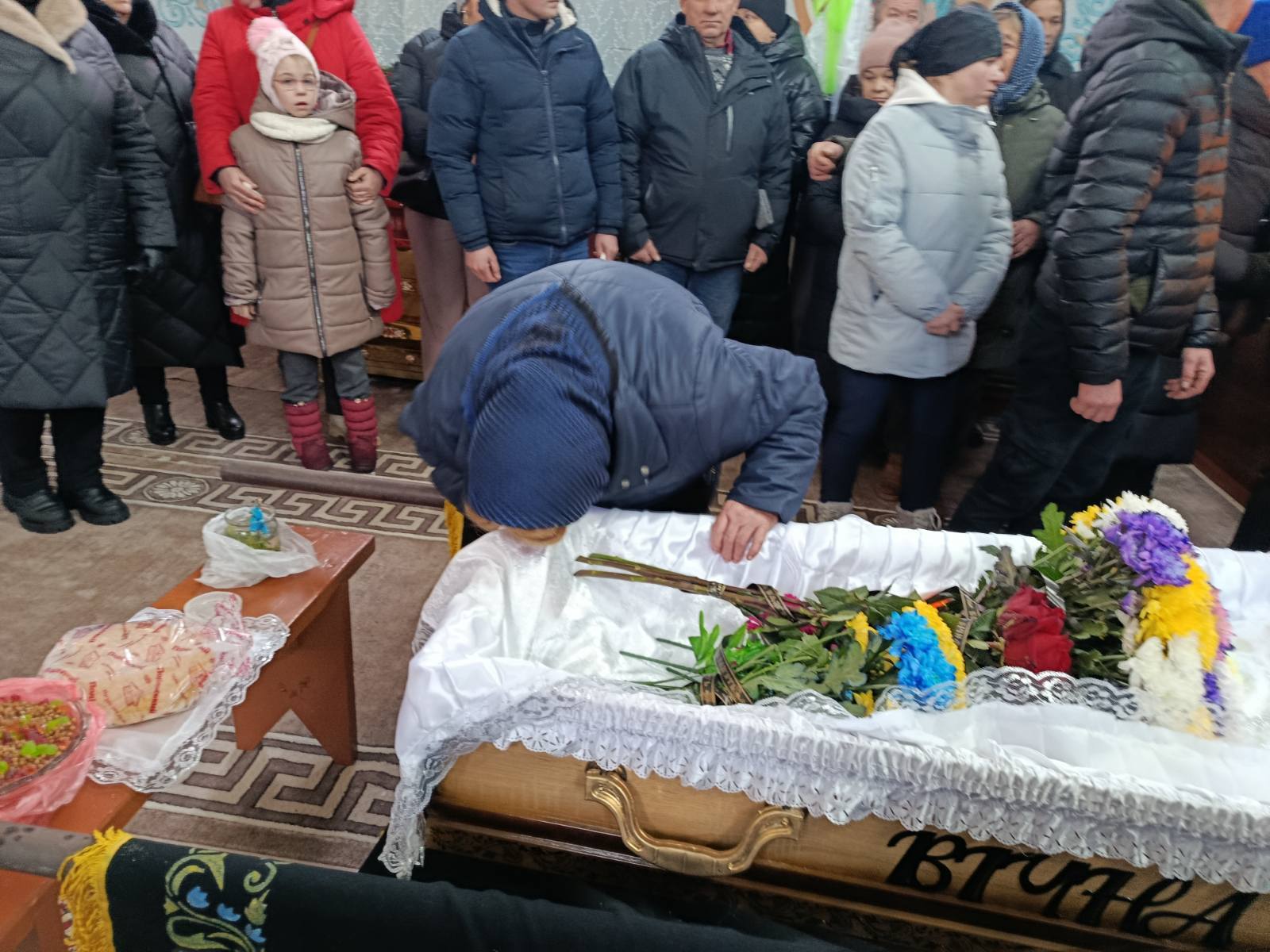 На Волині в останню земну дорогу провели захисника Анатолія Денисюка