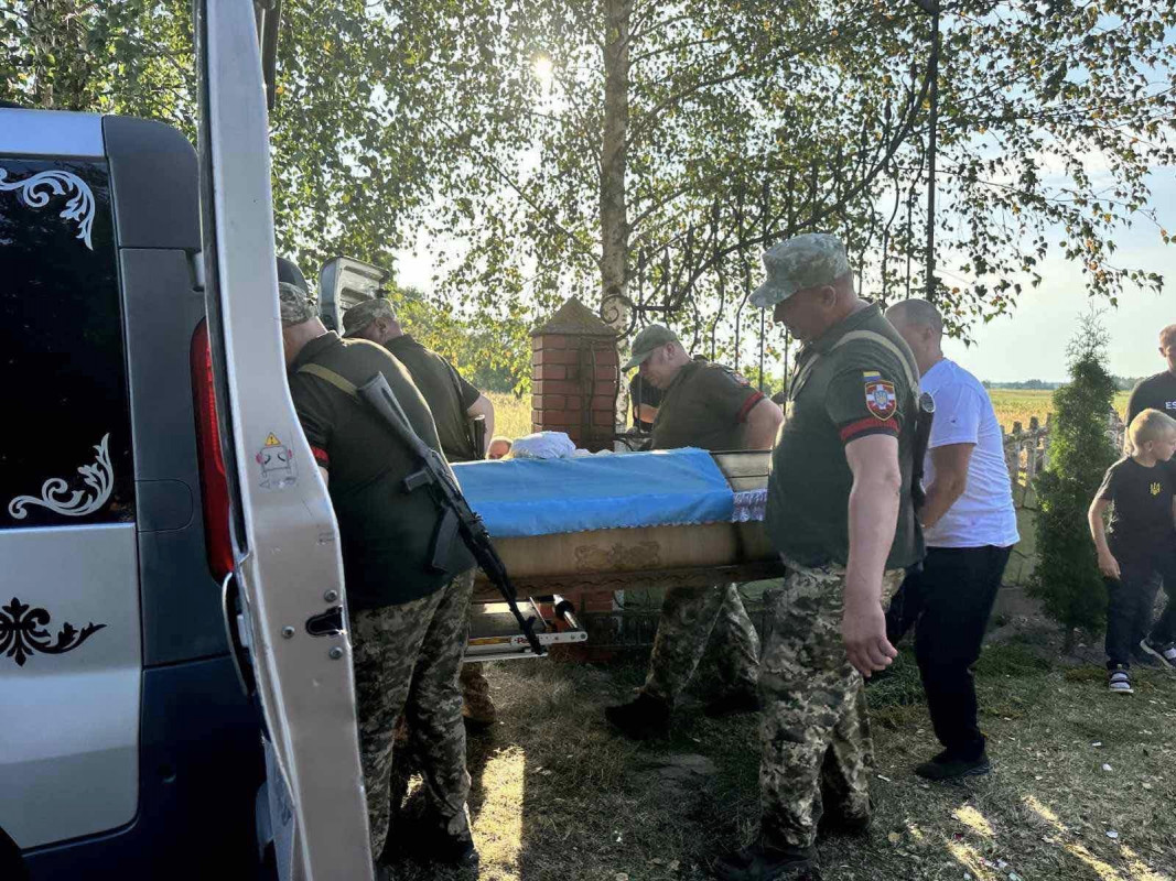 Проводжало зі сльозами все село: на Волині прощалися з військовим, який загинув на війні з росіянами