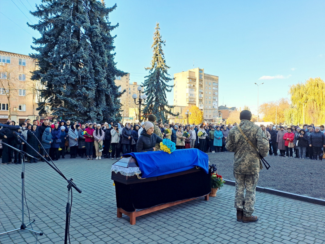 Коровай ділили на кладовищі: на Волині попрощалися з Героєм Максимом Хецером