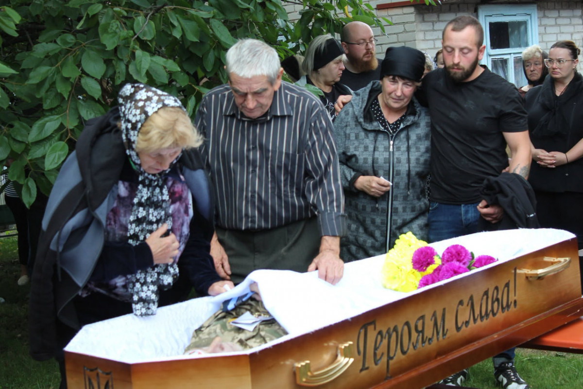 Незламний артилерист, нагороджений «Золотим хрестом»: на Волині попрощалися з Героєм Олегом Орлюком