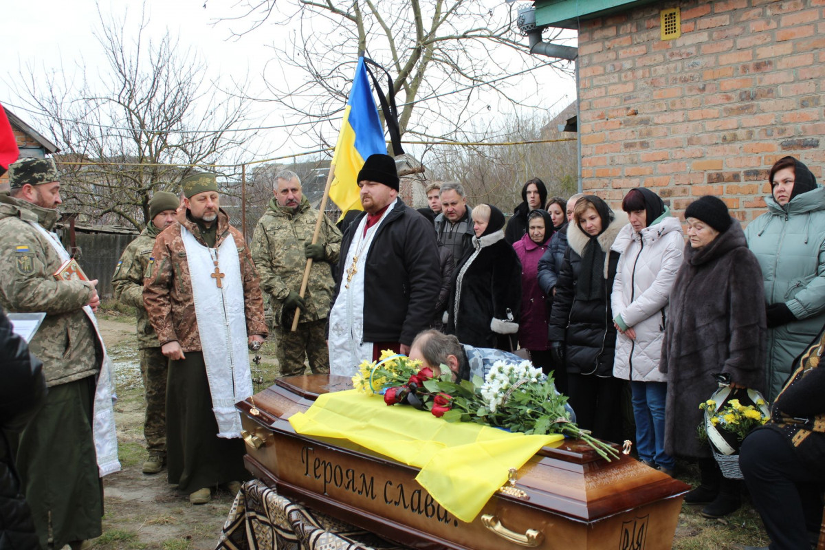 Весільний коровай розділили на кладовищі: на Волині попрощались з Героєм Павлом Бурцем