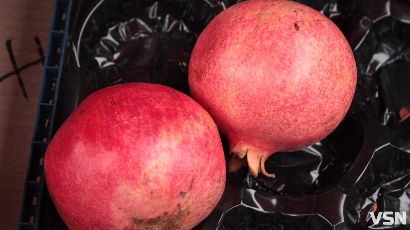 Скільки коштують фрукти на ринку у Луцьку?