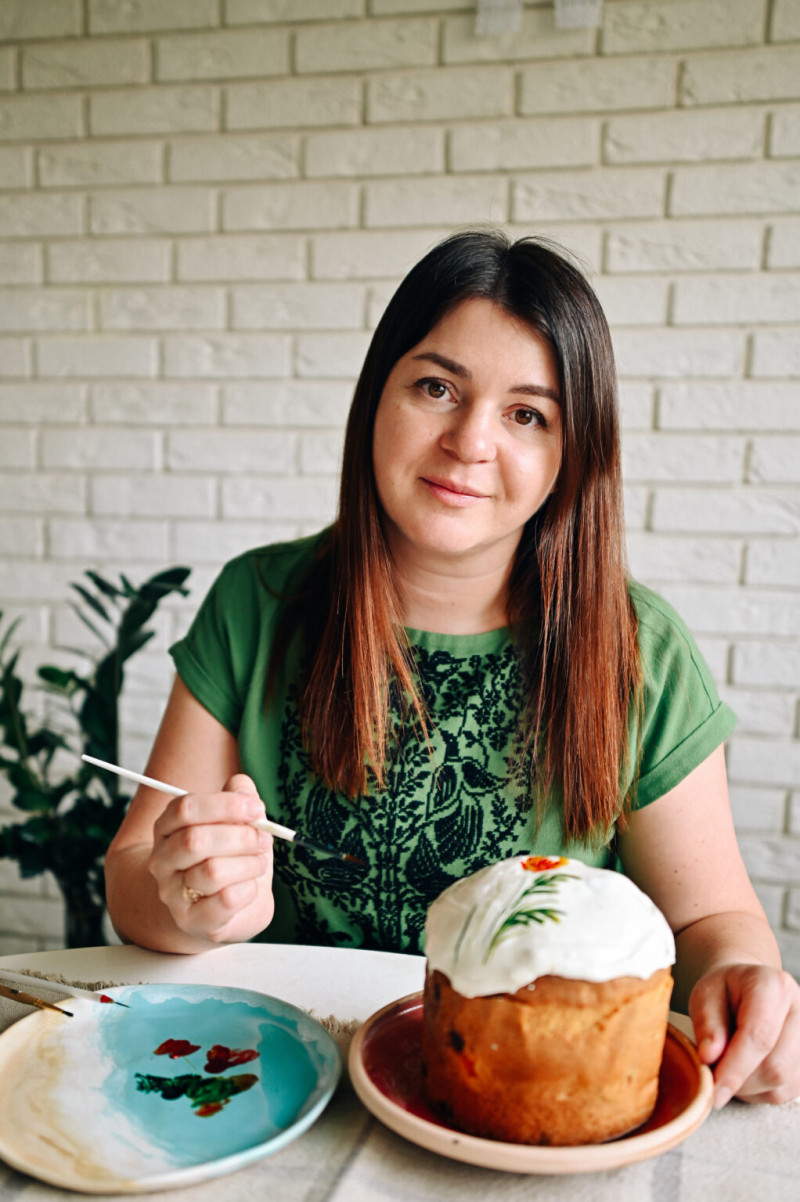 Прикрашає петриківським розписом: волинянка перетворює паски на витвори мистецтва