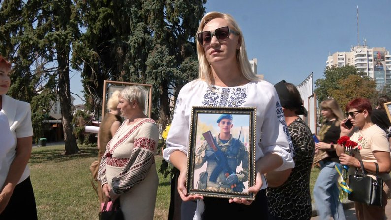 «Час не лікує»: у Луцьку розгорнули 40-метровий «Прапор пам’яті» загиблих захисників України