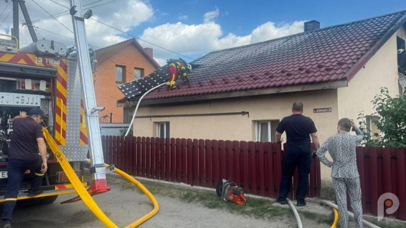 Густий чорний дим і полум’я з вікна горища: на Волині горів житловий будинок