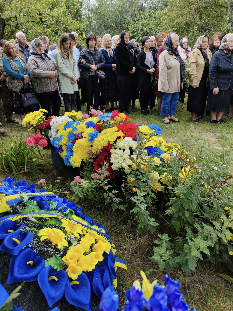 Син та донька залишились без батька: на Волині попрощалися із бойовим медиком Петром Лавренюком