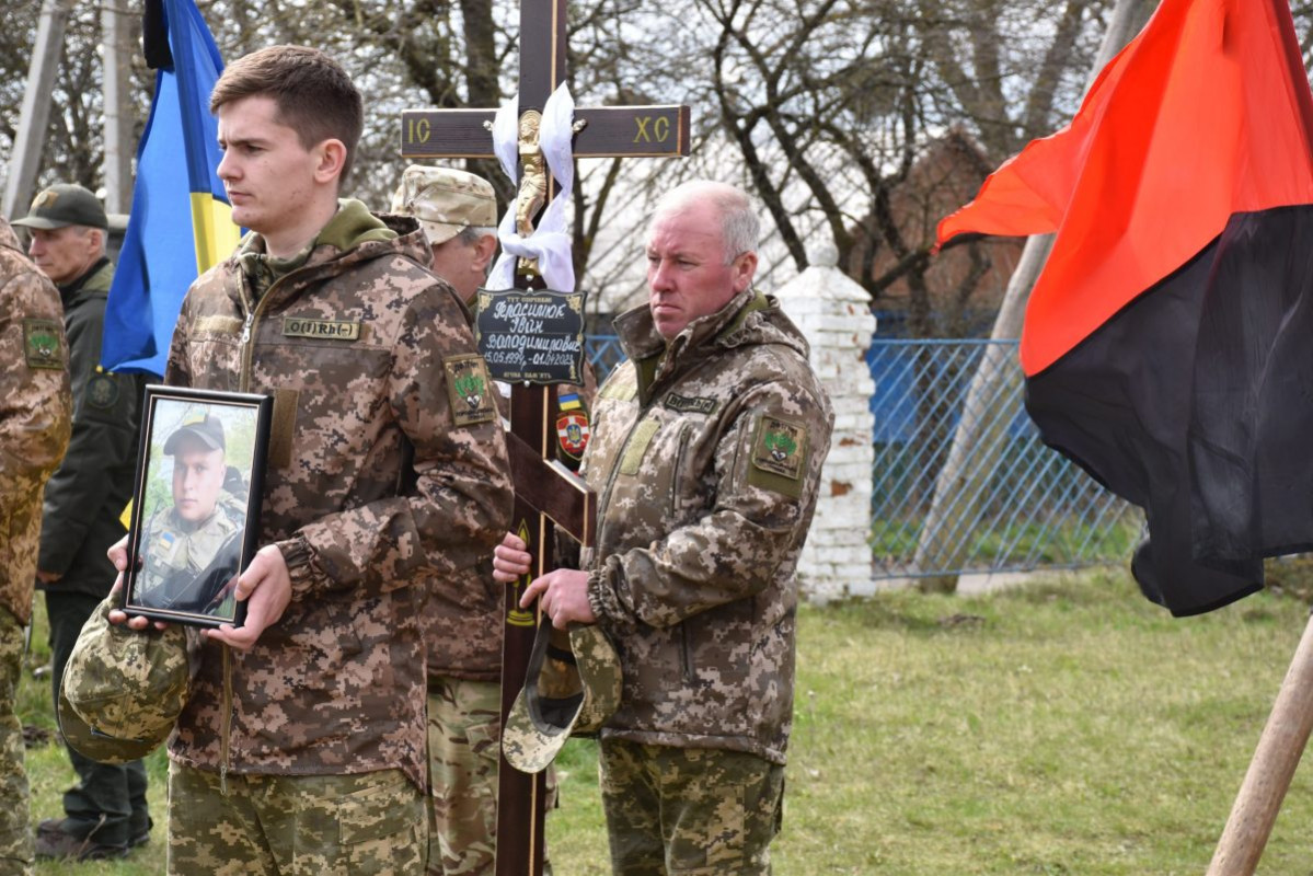 Залишилась дружина при надії: у Луцькому районі попрощалися із загиблим Героєм Іваном Герасимюком