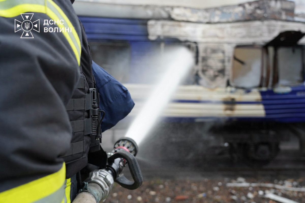 У Луцьку загорілися вагони потяга після російського удару: деталі від ДСНС