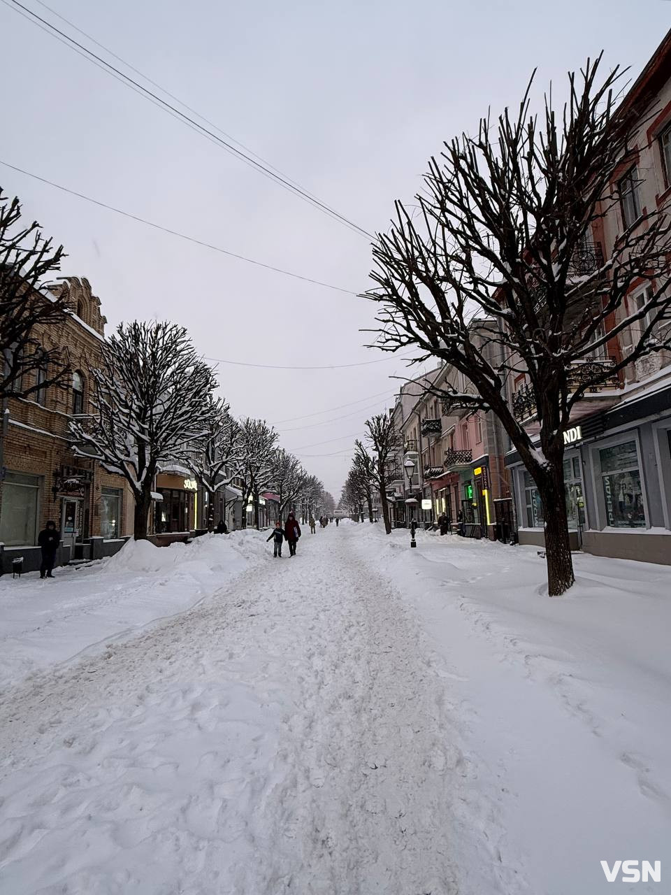 Зимова казка в Луцьку: засніжене місто та небо, що віщує мороз