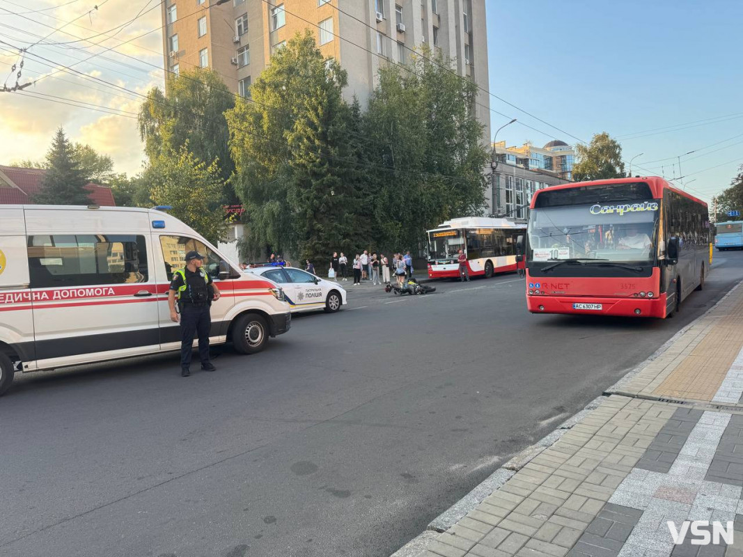 16-річний мотоцикліст - у лікарні: подробиці аварії у центрі Луцька