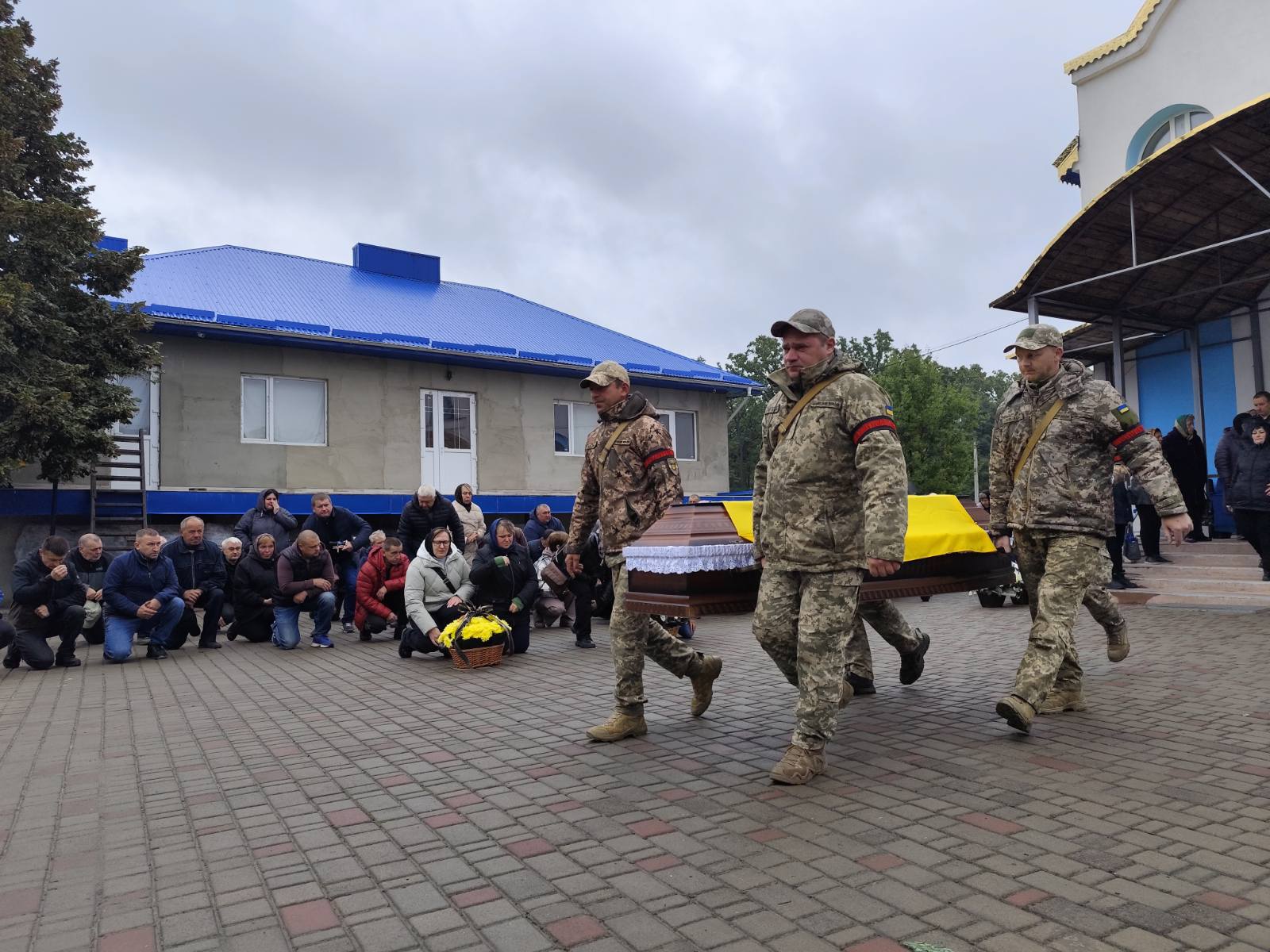 Овдовіла дружина, без батька залишились сини: на Волині попрощались з Героєм Віктором Мельничуком