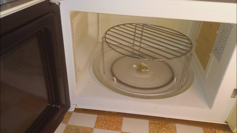 Як за 6 хвилин помити мікрохвильовку: дієвий спосіб без хімії