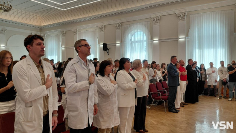 У Луцьку відбулася посвята першокурсників медфакультету: 220 студентів одягнули білі халати