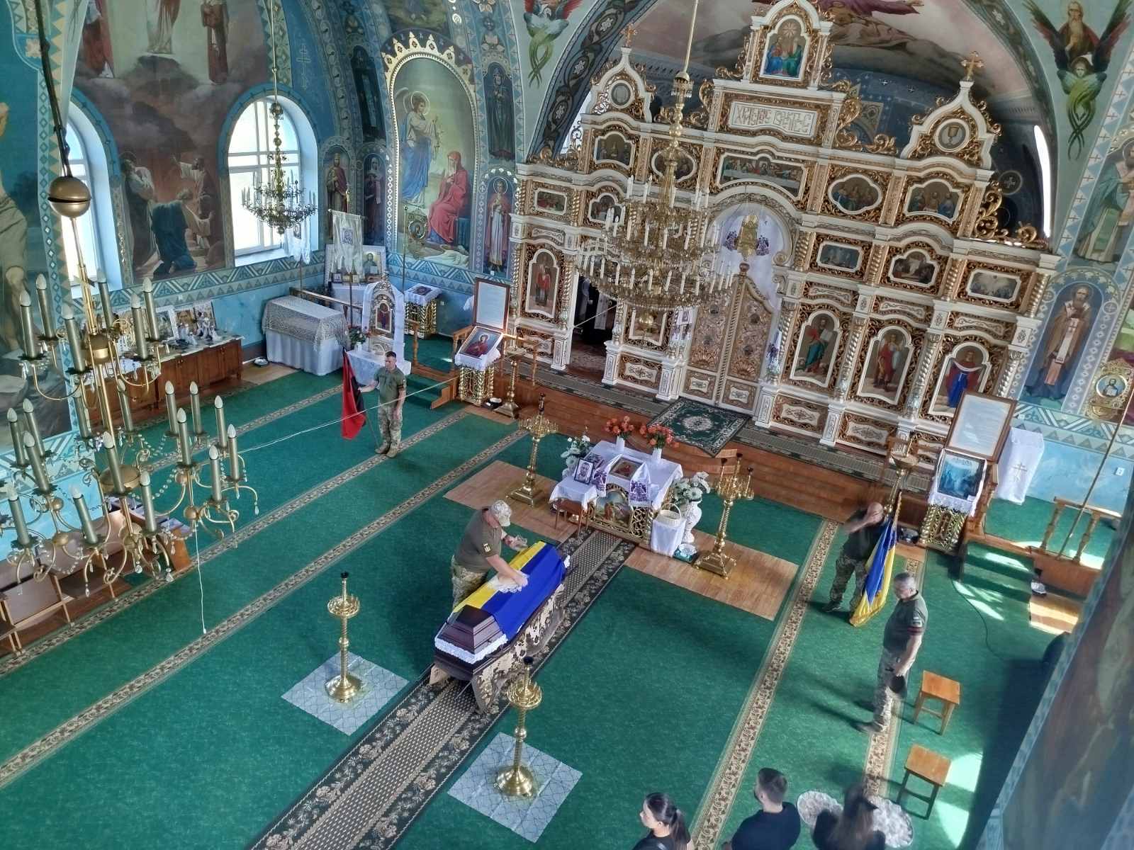 Овдовіла дружина, без батька залишилися дві донечки: на Волині попрощались з Героєм Віктором Галабурдою