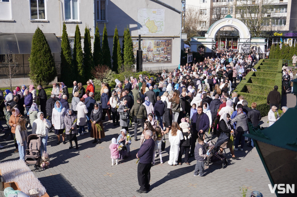 Сотні вірян прийшли освячувати вербу у головний собор Луцька. Фоторепортаж