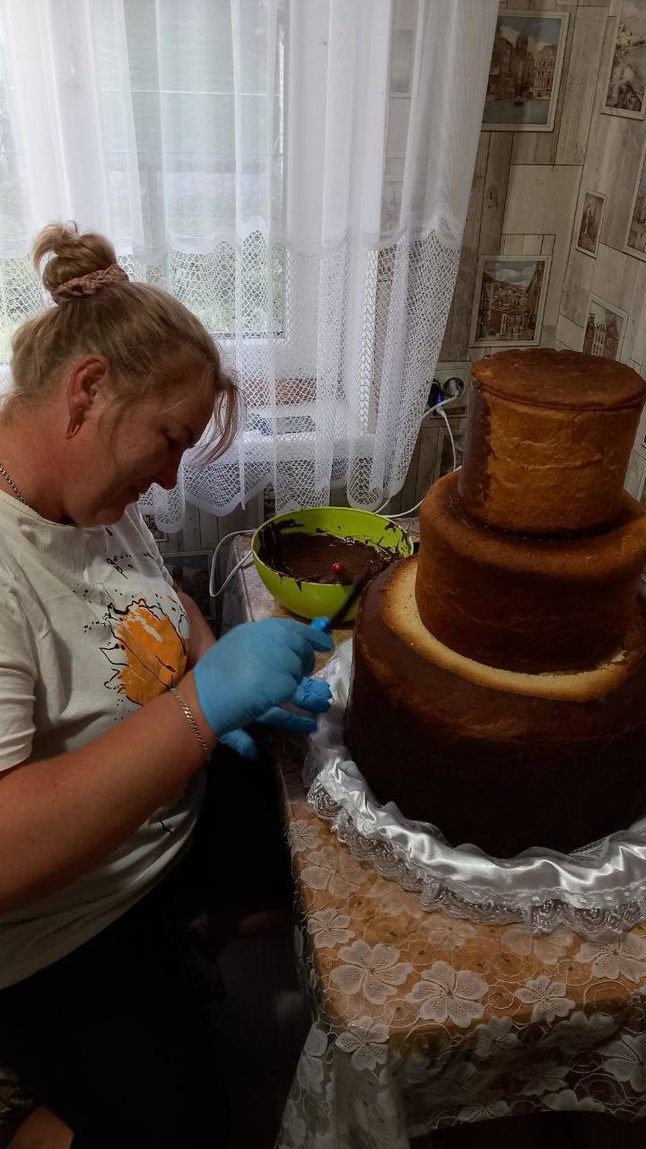 Майстриня з Волині пече короваї, які замовляють по всій Україні та за кордоном