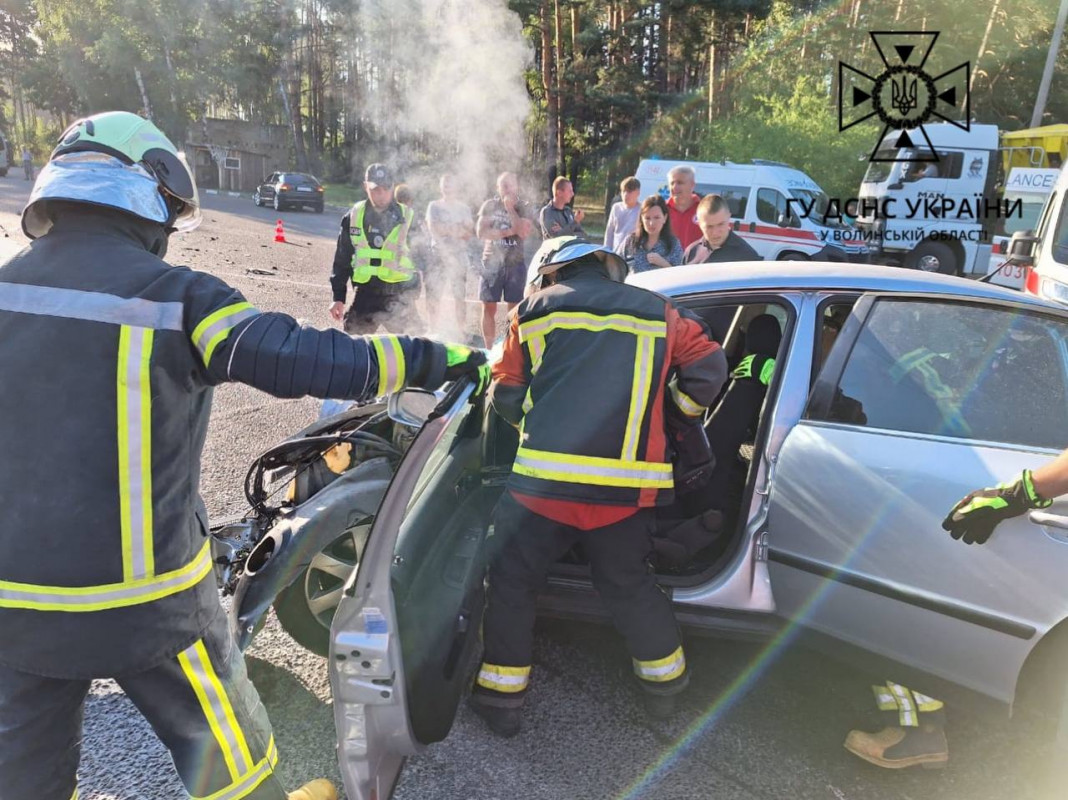 Від машини залишилась купа брухту: на Волині поблизу посту поліції у жахливій аварії загинула людина. Оновлено