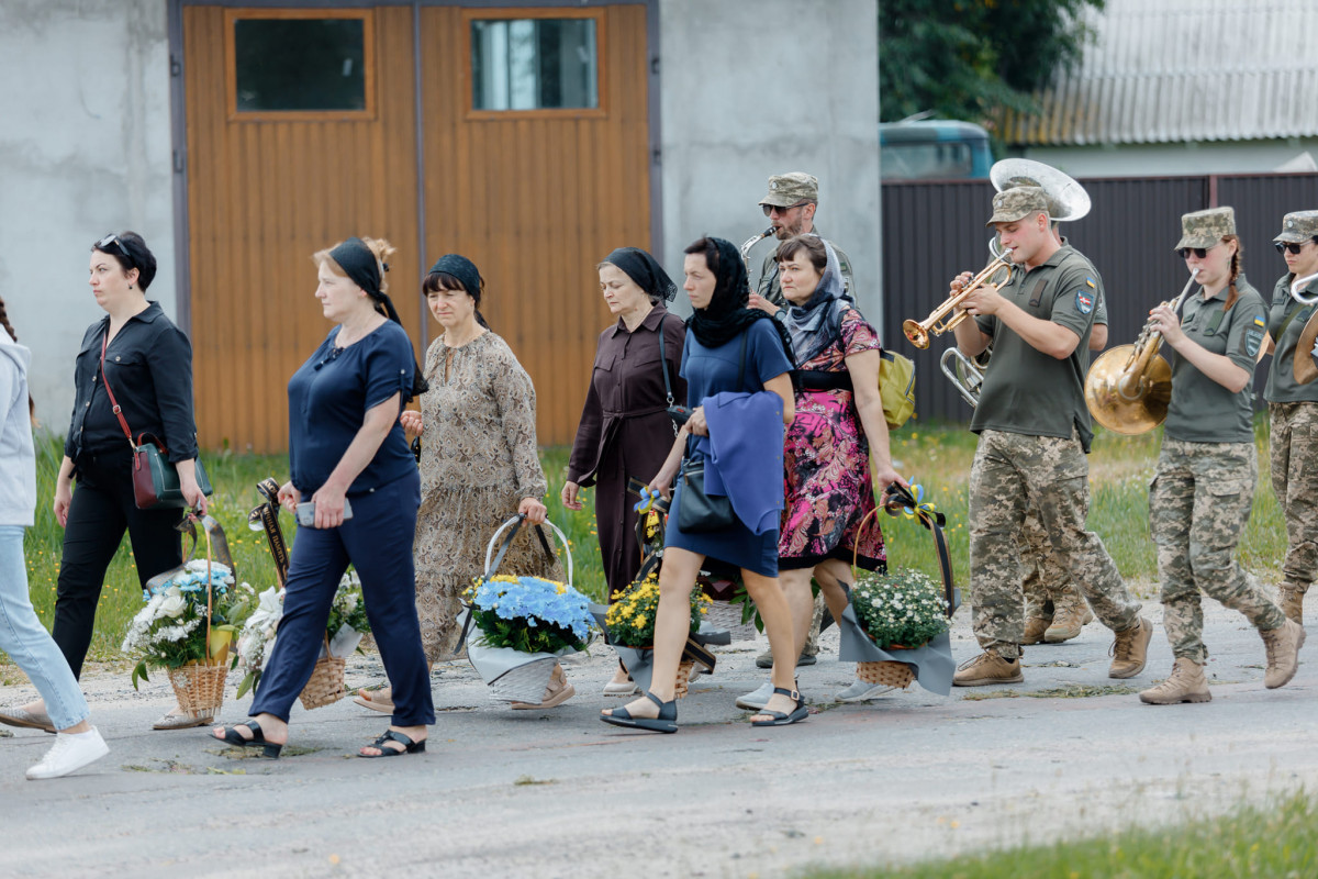 Загинув унаслідок ворожого мінометного обстрілу: на Волині попрощались із Героєм Леонідом Івчуком