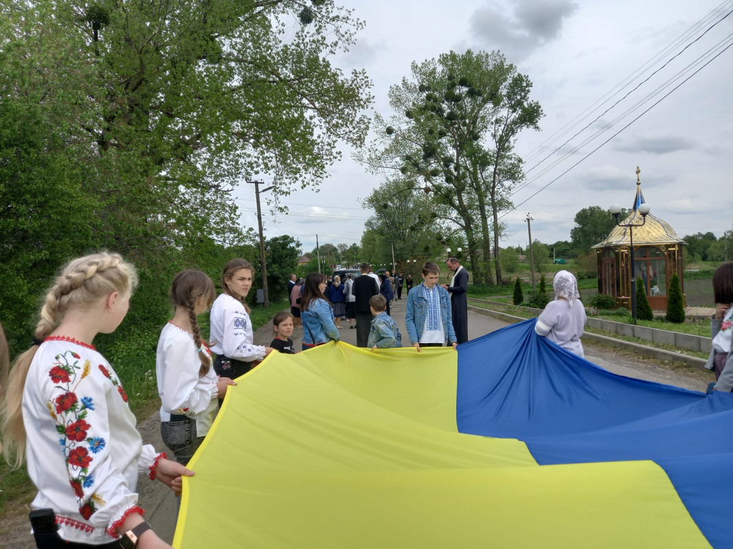 З величезним прапором та з квітами: у Луцькому районі зустріли молодого Героя Андрія Кислюка