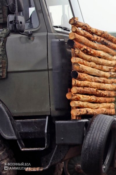 Білоруські військові модернізували свою військову техніку та «зміцнили» її дерев'яними колодами. Фото