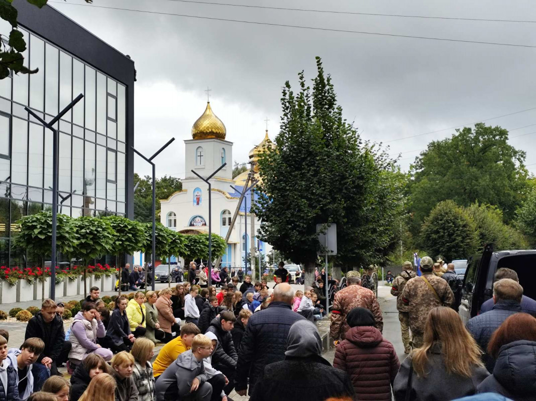 Овдовіла дружина, без батька залишилися син і донечка: на Волині попрощались з Героєм Олександром Мишком