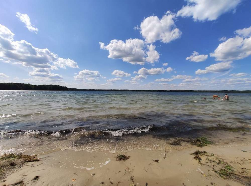 Цілюща вода, інстаграмні локації, смаколики та повістки: «родзинки» відпочинку на Шацьких озерах під час війни