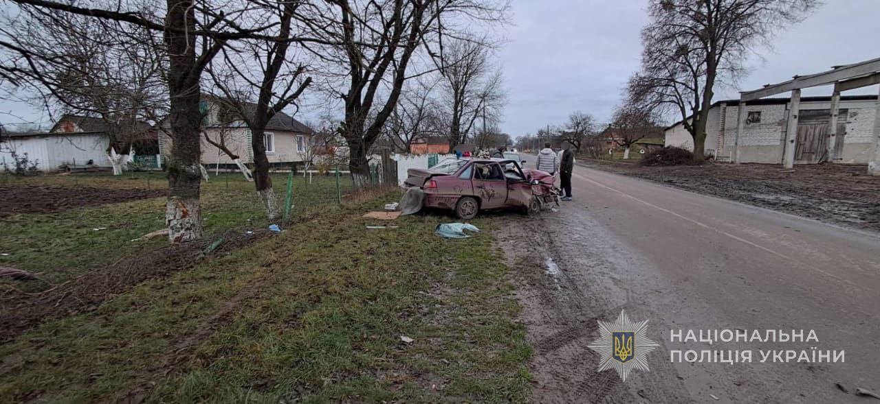 На Волині юнак на машині врізався в дерево: травмувалися 18-річний водій та 16-річний пасажир
