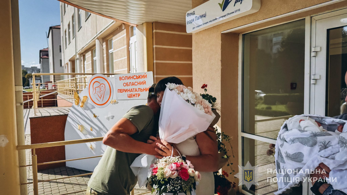 Не бачив дружину всю вагітність: у поліцейського-добровольця з Волині народилася донечка