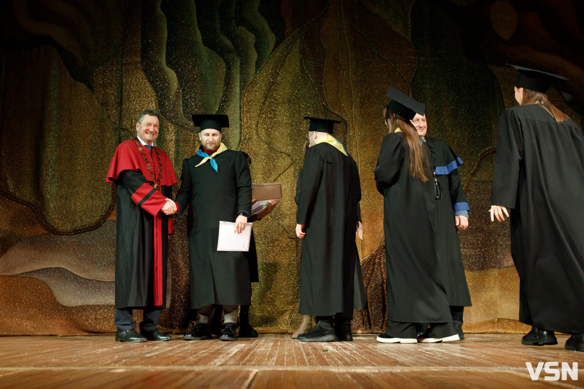 Понад півтори тисячі магістрів ВНУ отримали дипломи. Фото