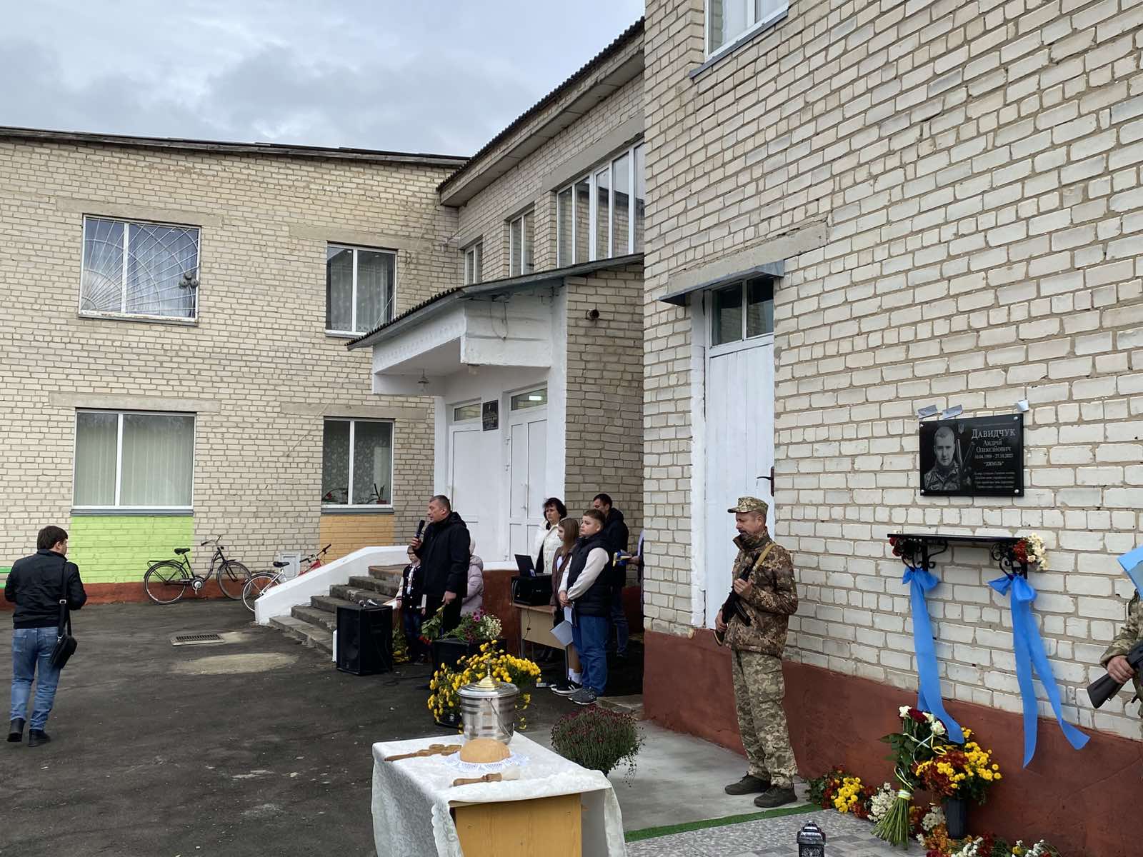 Мама відкрила меморіальну дошку сину-Герою: у громаді на Волині вшанували пам'ять Андрія Давидчука