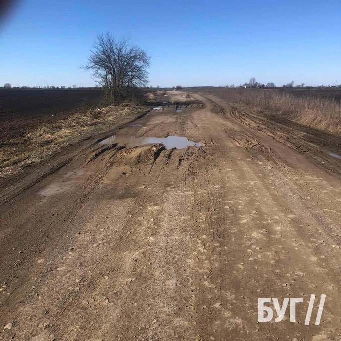 Ні пройти, ні проїхати: дорога між селами у громаді на Волині перетворюється в суцільне болото