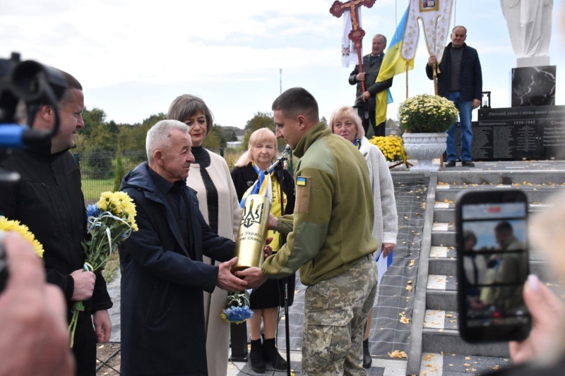 Пам’ять поколінь: на Волині відкрили меморіал загиблим у війнах односельчанам та Алею Слави