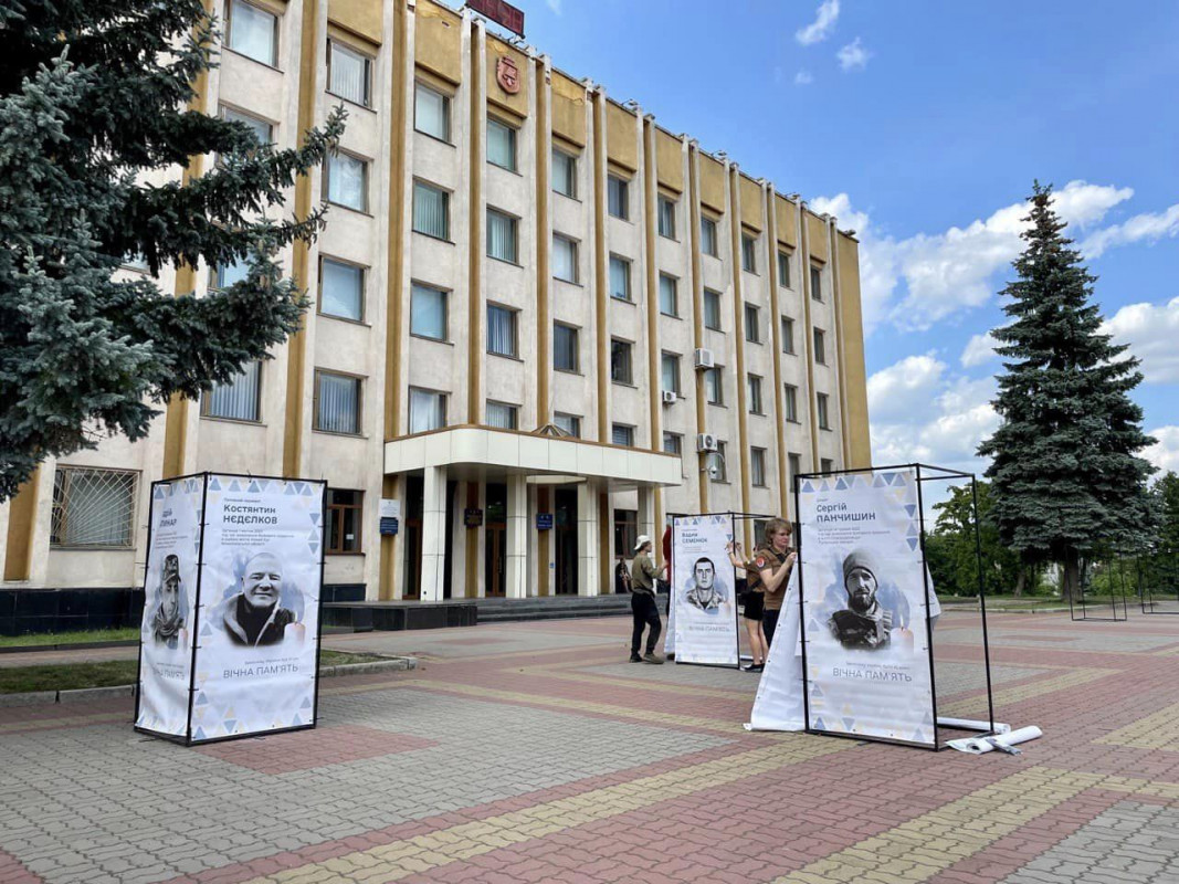 У місті на Волині встановили інсталяції з портретами захисників України