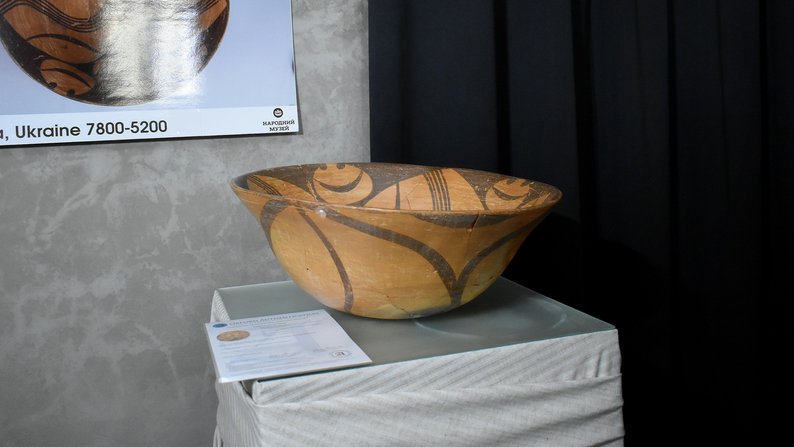 У Луцьку відкрили благодійну виставку артефактів Трипільської культури