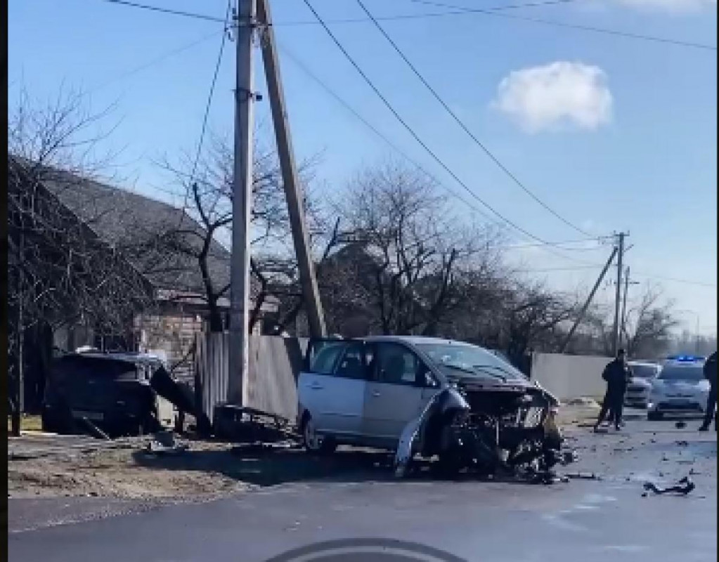 У селі на Волині зіткнулися два легковики: авто проламало паркан і вилетіло на подвір’я
