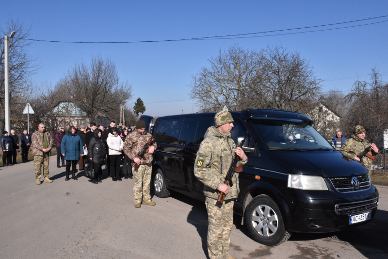 Дорогою додому зупинилося серце: на Волині попрощалися із військовим Анатолієм Стасюком