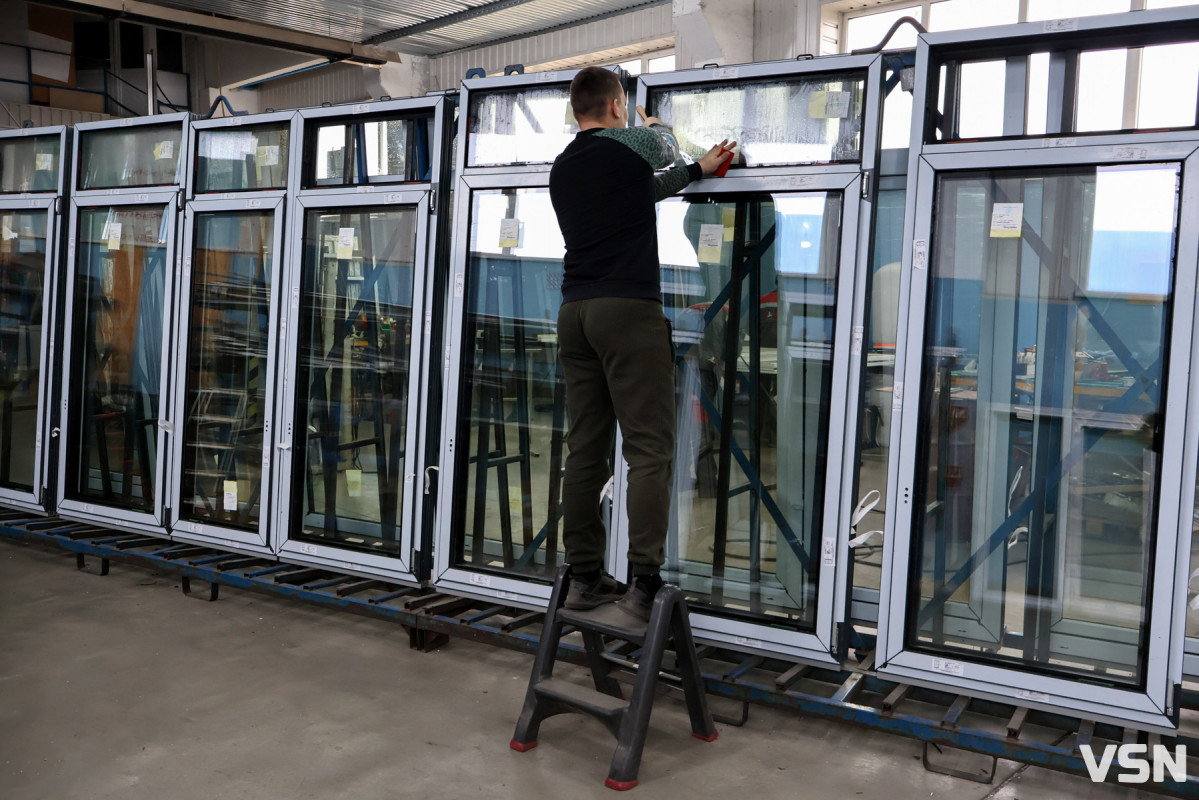 «Немає таких завдань, з якими би ми не впоралися»: як на Волині працює фабрика з виготовлення вікон