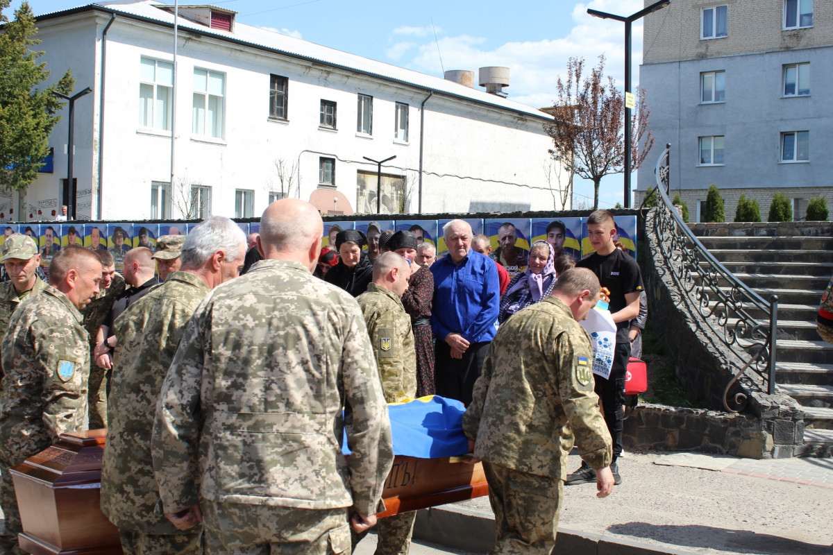 Радість Христового Воскресіння переплелася зі смутком прощання: на Волині в останню дорогу провели Героя Василя Харчука