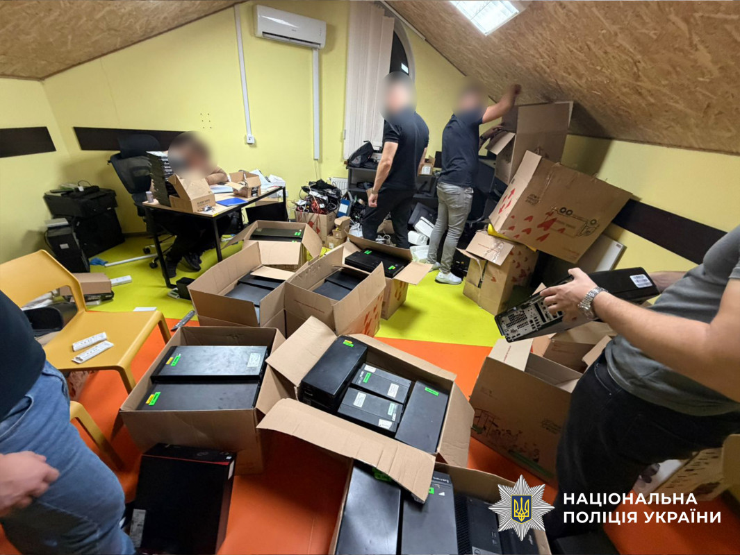Щомісячний дохід близько 500 тисяч доларів: у Луцьку накрили шахрайський кол-центр