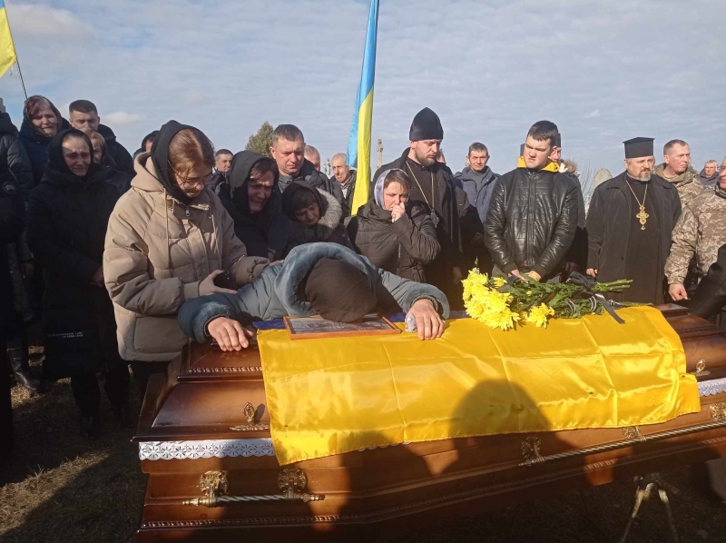 Війна продовжує забирати найкращих: на Волині останню шану віддали загиблому Герою Миколі Трачуку