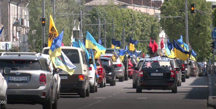У Луцьку відбувся масштабний автопробіг на підтримку військовополонених та зниклих безвісти захисників